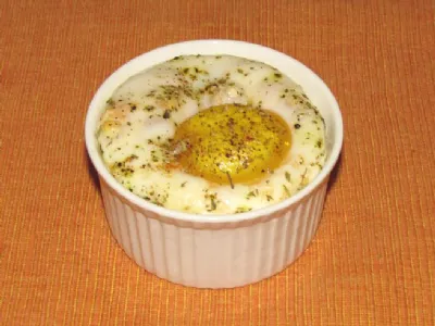 Jajce na oko v ramekinu, s šunko, sirom in zelišči