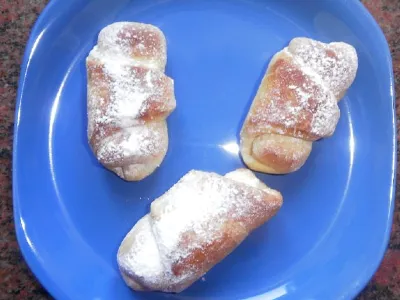 Kvašeni kifelčki z domačo marmelado