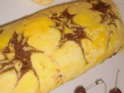 Češnjeva rolada s pudingovim nadevom