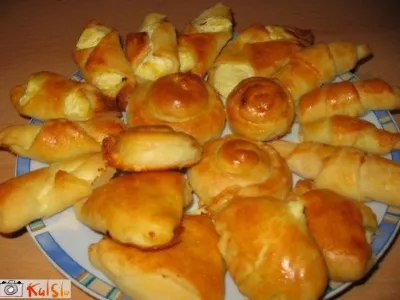 Slani sezamovi rogljički s šunko in sirom