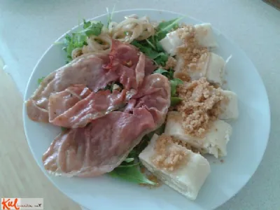 Skutini štruklji na rukoli s pečenim pršutom