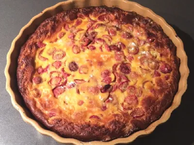 Lahka češnjeva pita s skuto