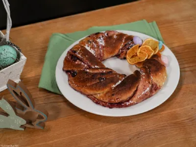 Sladki venček z višnjevo marmelado