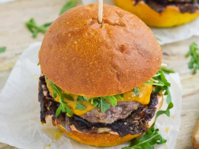 Goveji burgerji s karamelizirano čebulico