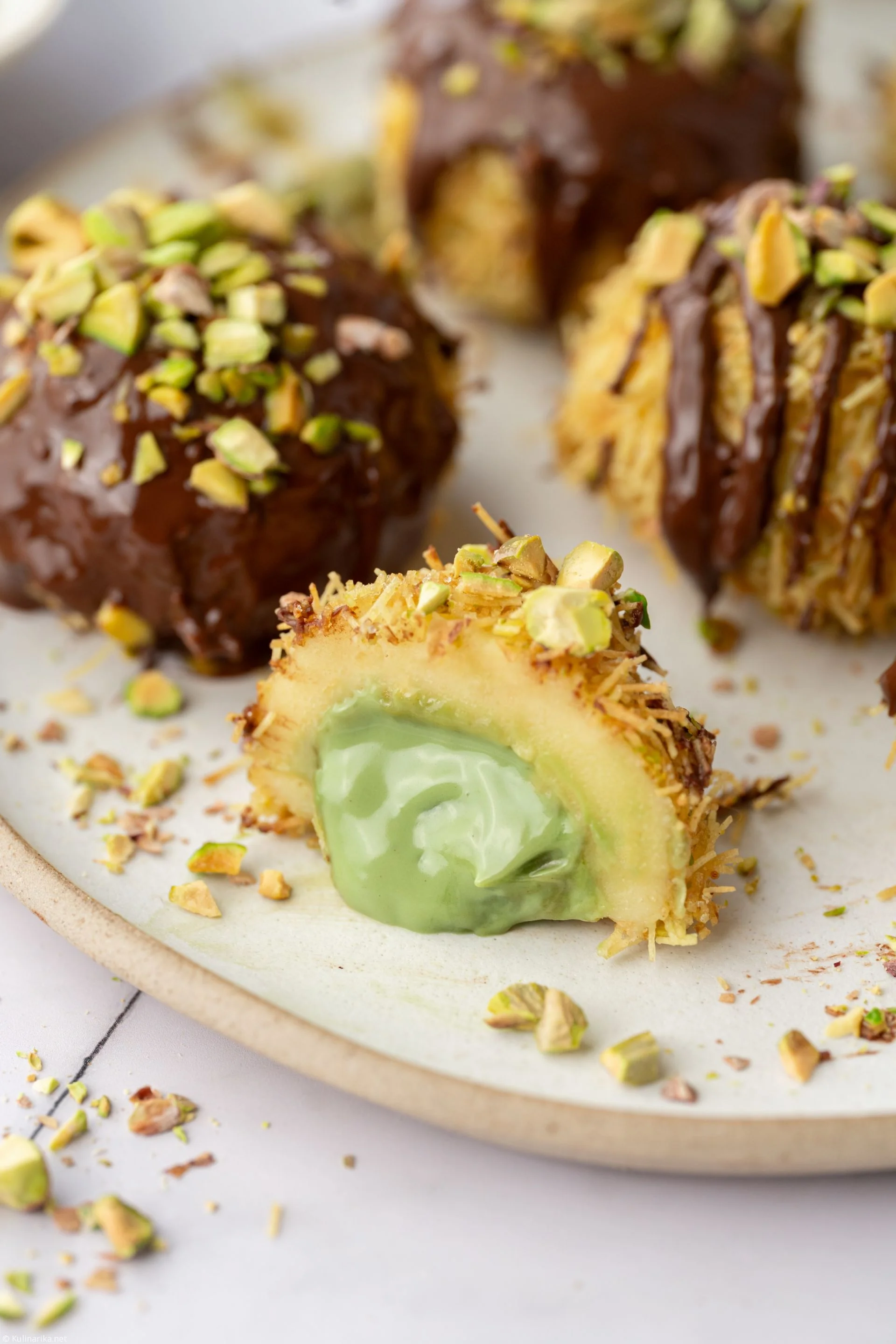 Pistacijevi cmoki s kadaifom in čokolado