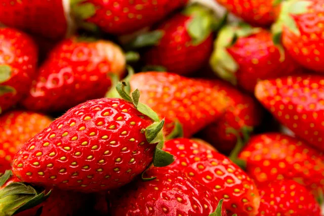 Jagode niso le za sladice! 🍓 Ste že poskusili jagode s poprom in piščancem? Odkrijte skrivne trike za shranjevanje, spoznajte najtežjo jagodo na svetu in preverite najboljše recepte s portala Kulinarika.net.