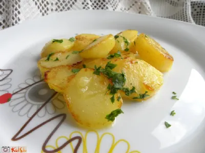 V ponvi pripravljen mlad krompir po Katjino