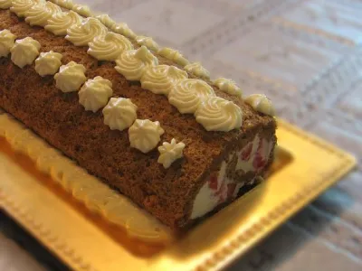 Orehova rulada z jagodami in belo čokolado