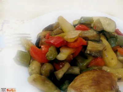 Mlad krompir z mediteransko zelenjavo