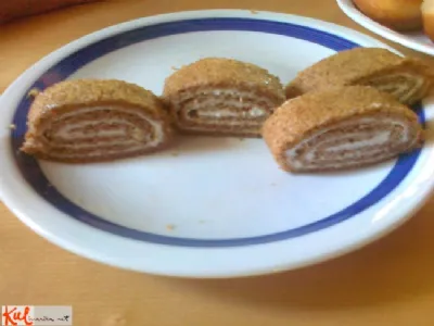 Orehova rulada s kislo smetano