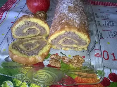 Jabolčna rulada z orehi