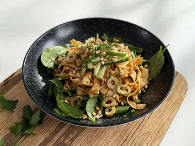 Mediteranska solata z jajčnimi širokimi rezanci