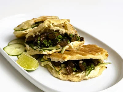 Grillita sendviči z jajčevci, humusom in okisano kumaro