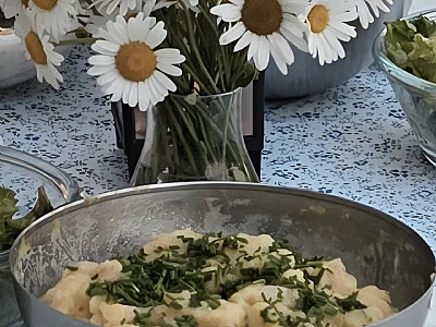 Krompirjeva solata z juho in praženo čebulo