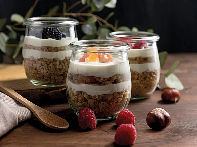 Sladica s piškoti in kostanji v kozarcu