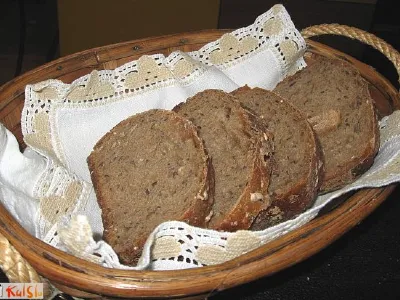 Zelo rahel polnozrnat kruh s semeni v kruhomatu